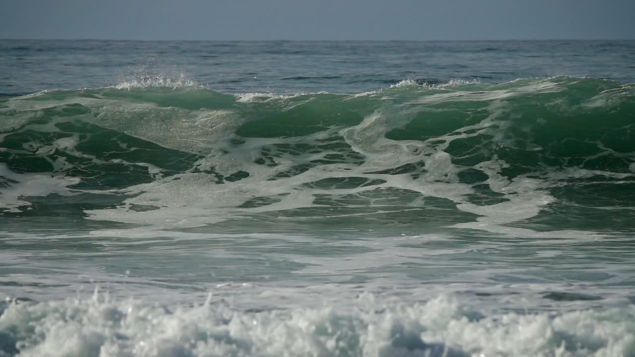 大风暴的海浪，慢动作视频素材