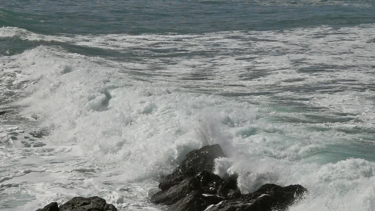 大西洋的浪花大浪，慢动作视频素材