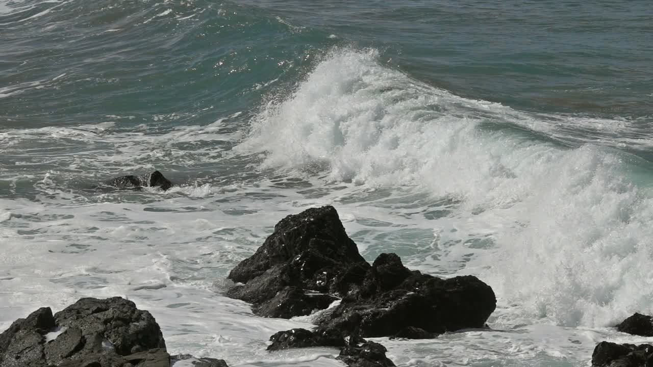 大西洋的浪花大浪，慢动作视频素材