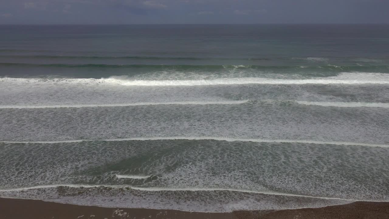 摩洛哥海滩上的大西洋巨浪景观视频素材