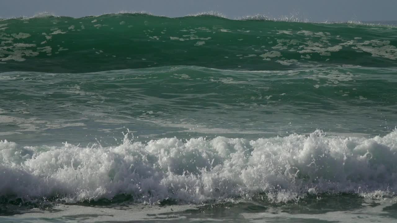 摩洛哥海滩上的大西洋巨浪景观视频素材