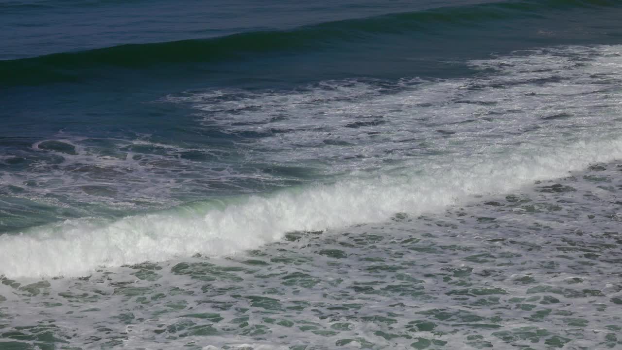 摩洛哥海滩上的大西洋巨浪景观视频素材