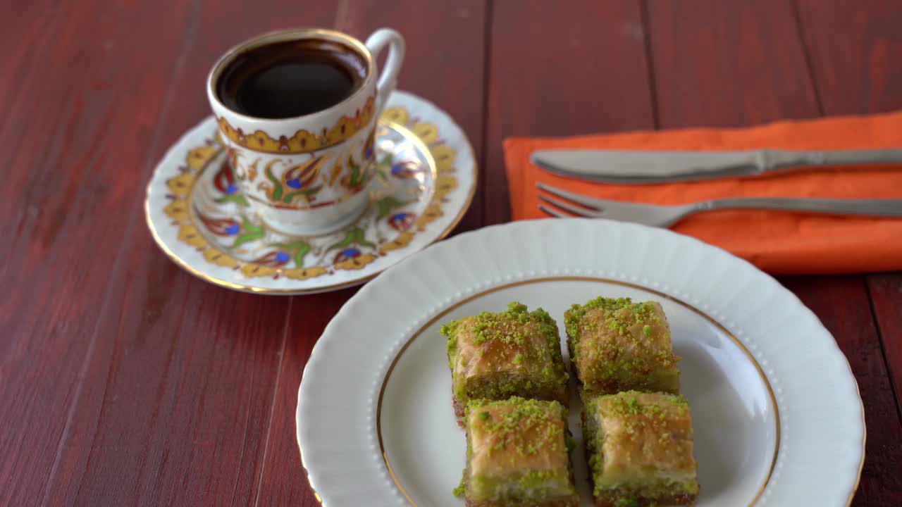 土耳其咖啡和果仁蜜饼视频下载