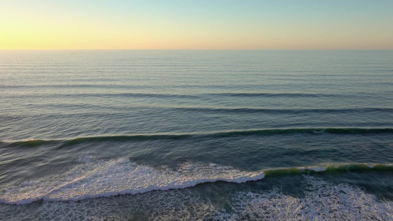 摩洛哥海滩上的岩石和大西洋海浪视频素材