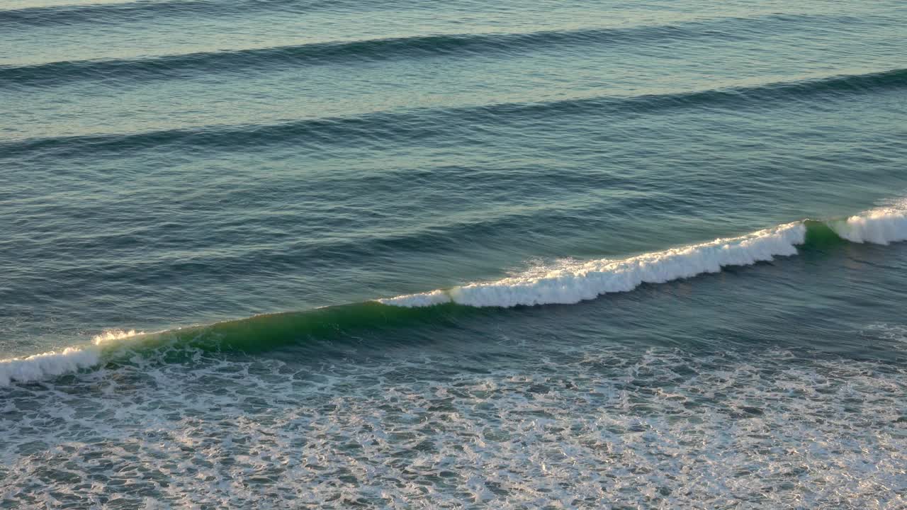 摩洛哥海滩上的岩石和大西洋海浪视频素材