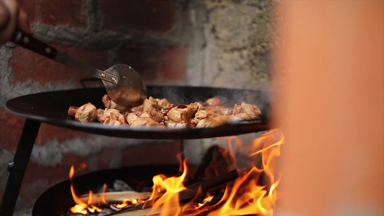 把肉放在烤架上。在烤架上烹饪牛排的慢动作镜头。视频素材