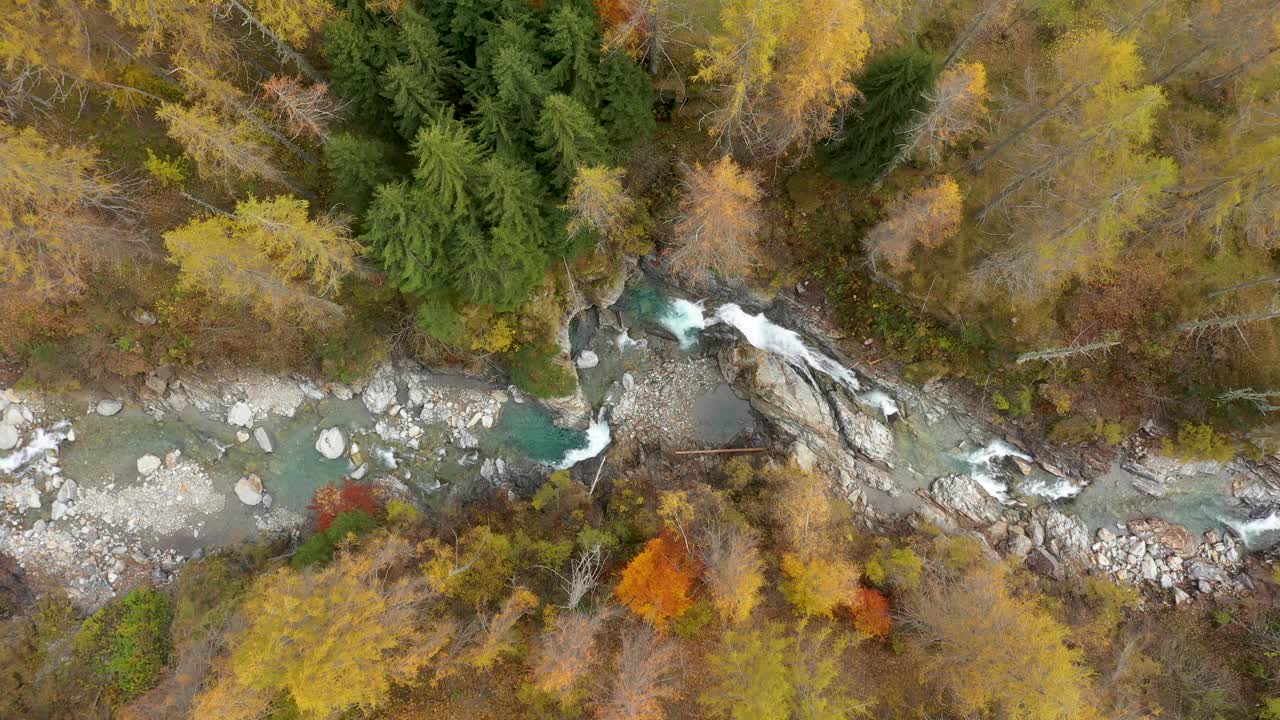 秋天鸟瞰山河视频下载