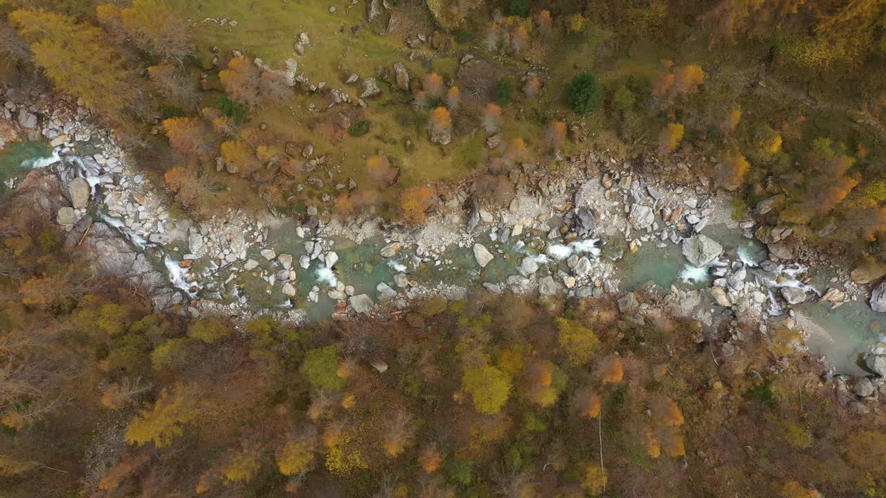 秋天鸟瞰山河视频下载