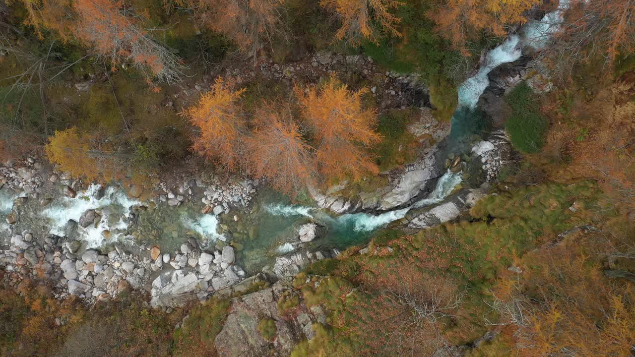 秋季山河鸟瞰图视频下载