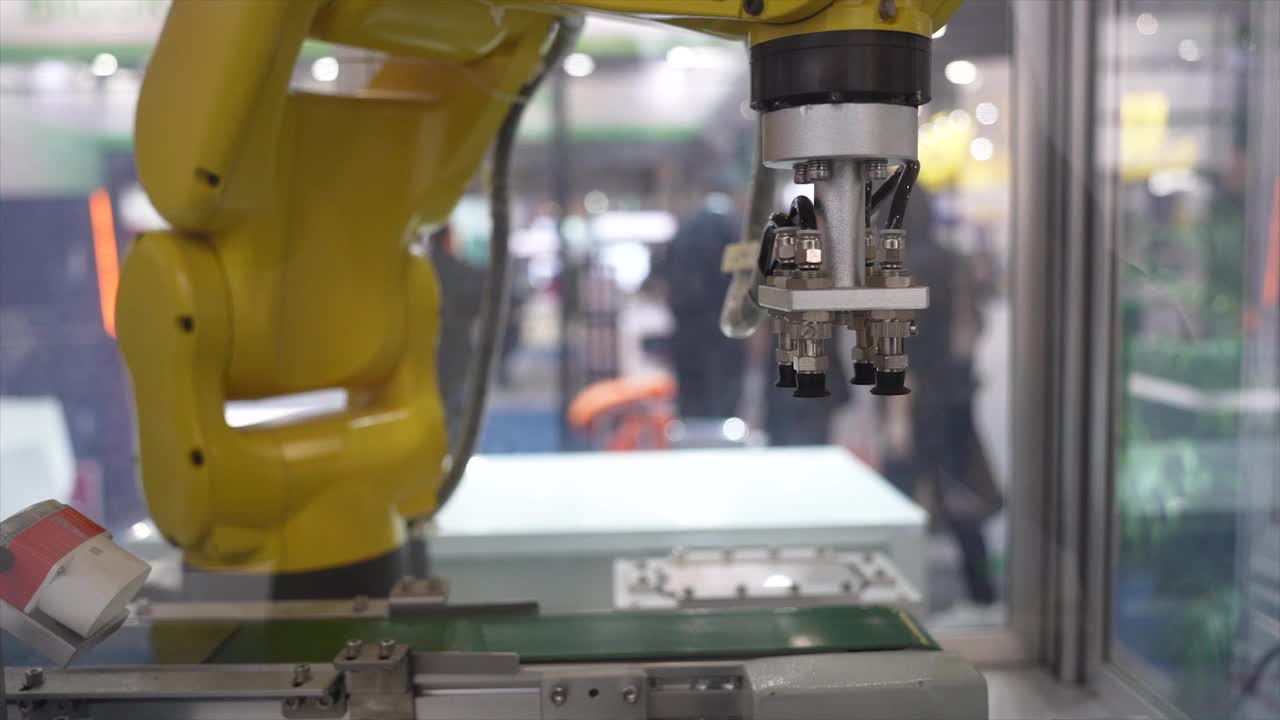 自动工业机器人机器人工作，工业4.0和技术概念视频素材