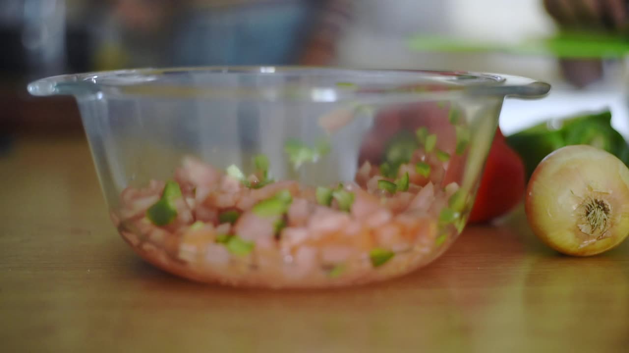 两个女性朋友在做饭，用酒杯敬酒视频素材