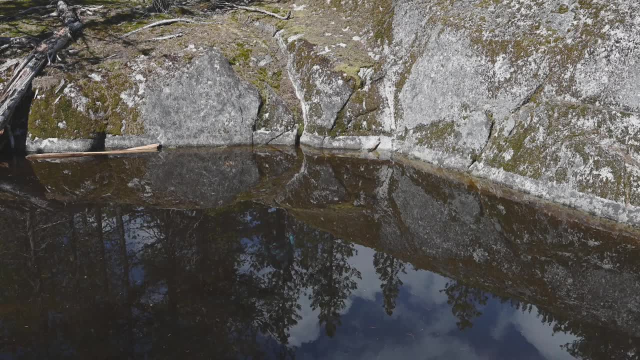 独自徒步旅行的女人视频素材