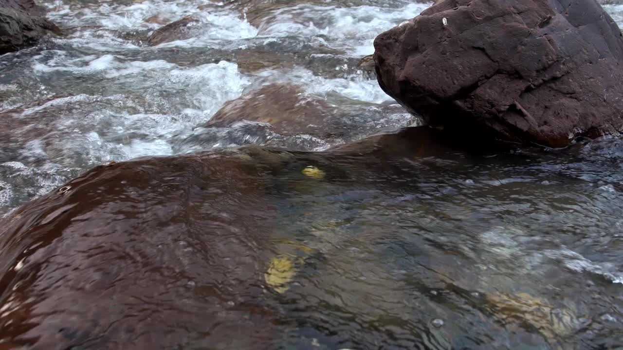 近距离看，岩石间湍急的山涧视频下载