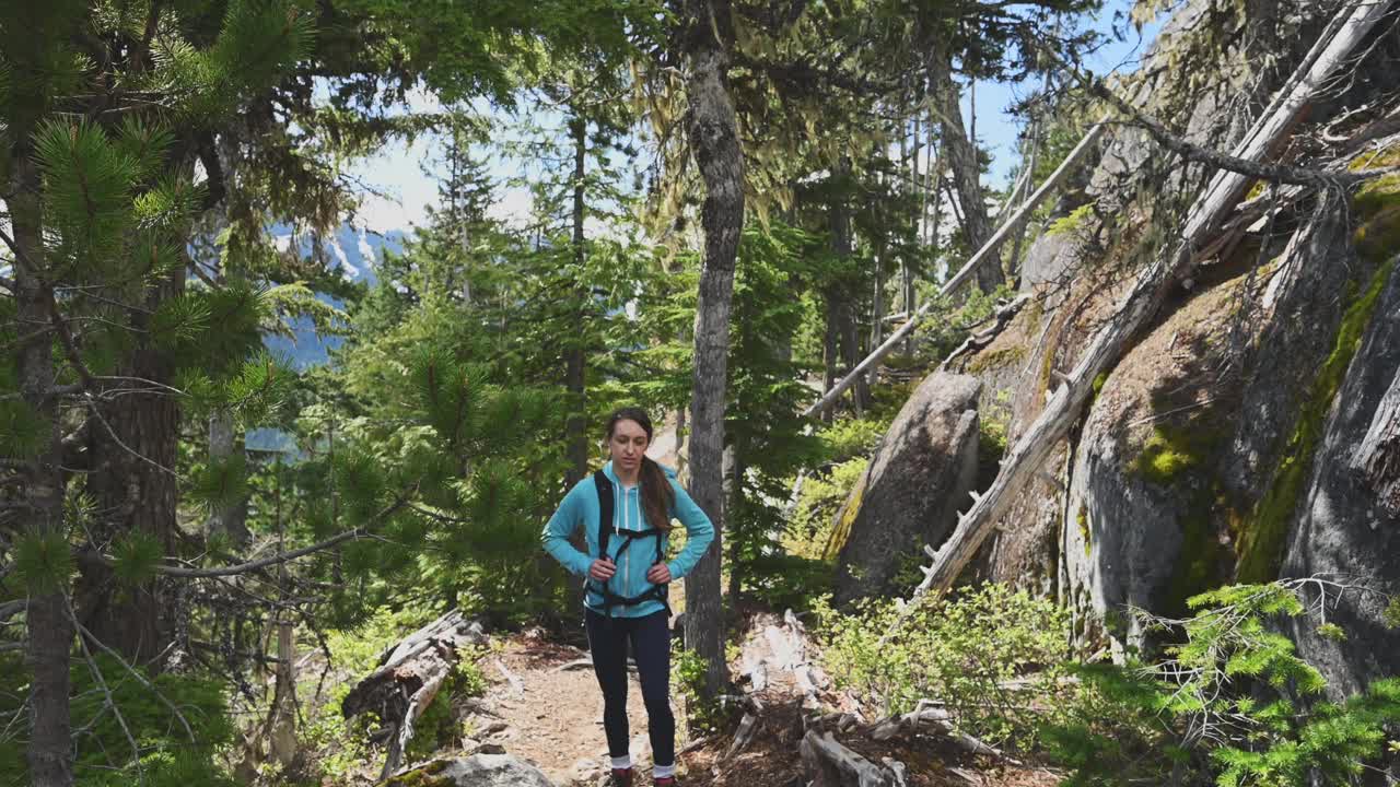 独自徒步旅行的女人视频素材