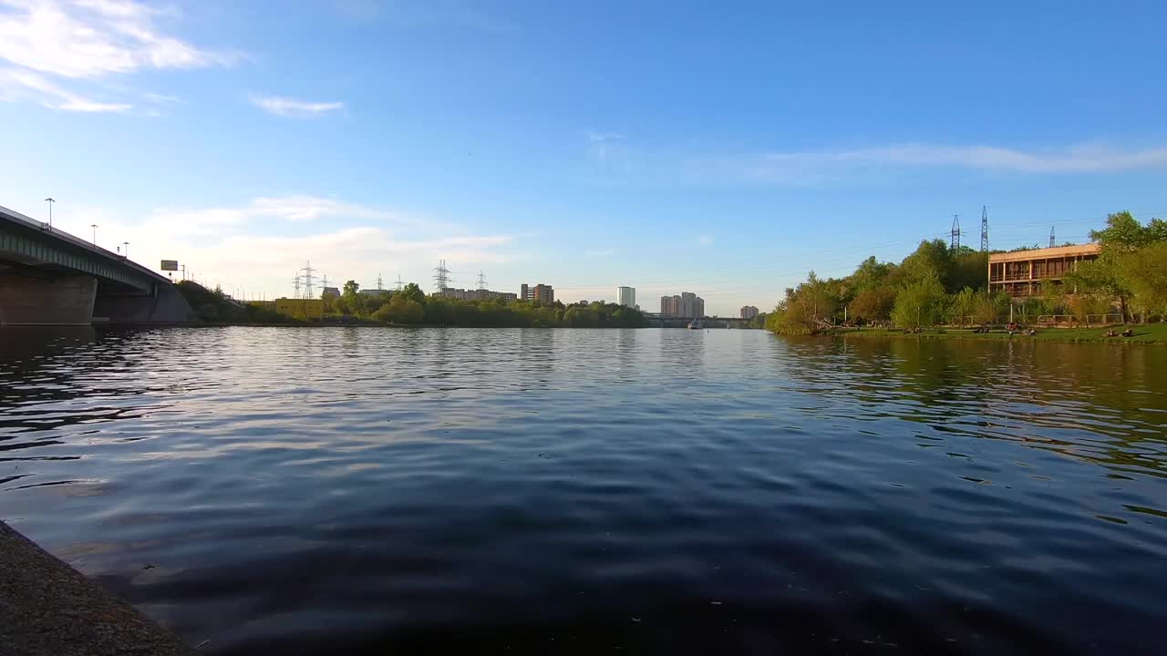 时间流逝，河上游船通过。美丽的全景船的背景水和森林在日落。乘客船在河上旅行视频下载