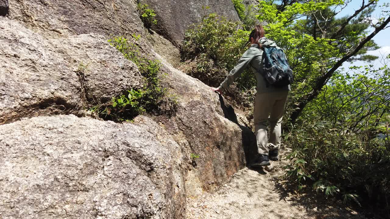 独自登山的女性视频素材