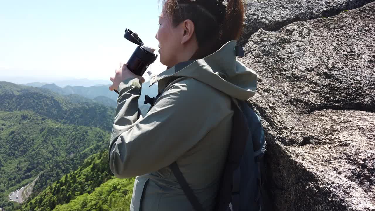 独自登山的女性视频素材