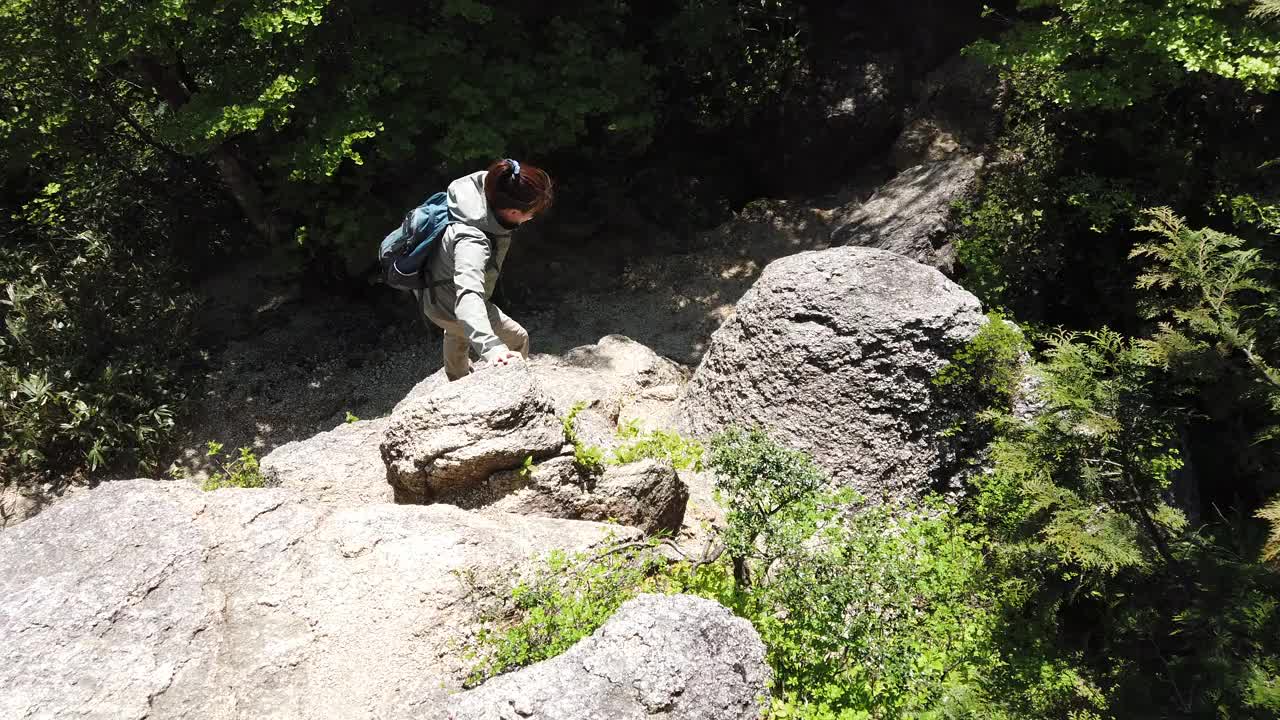 独自登山的女性视频素材