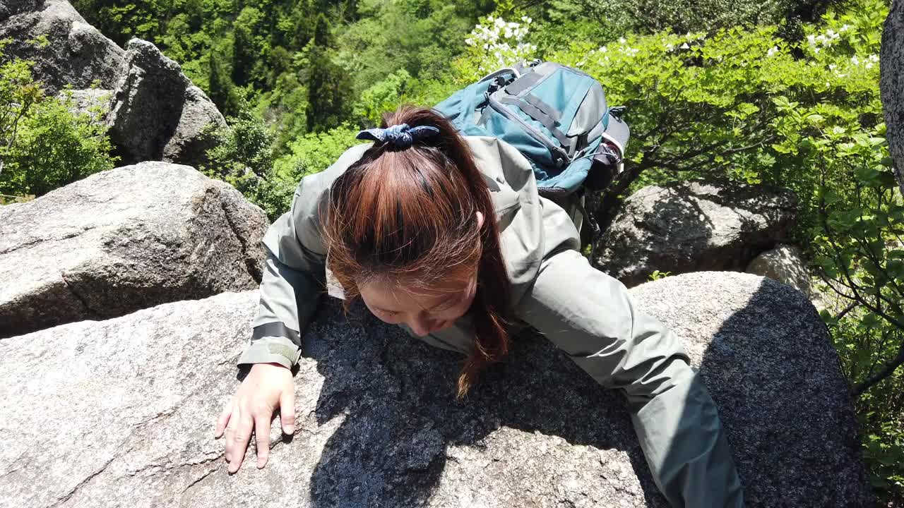 独自登山的女性视频素材