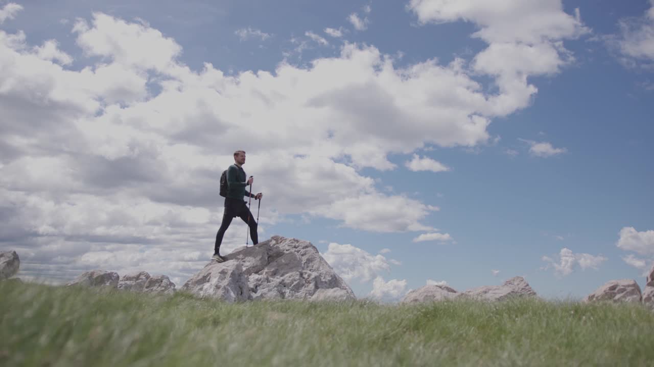 成熟的男人在山顶欣赏风景视频素材