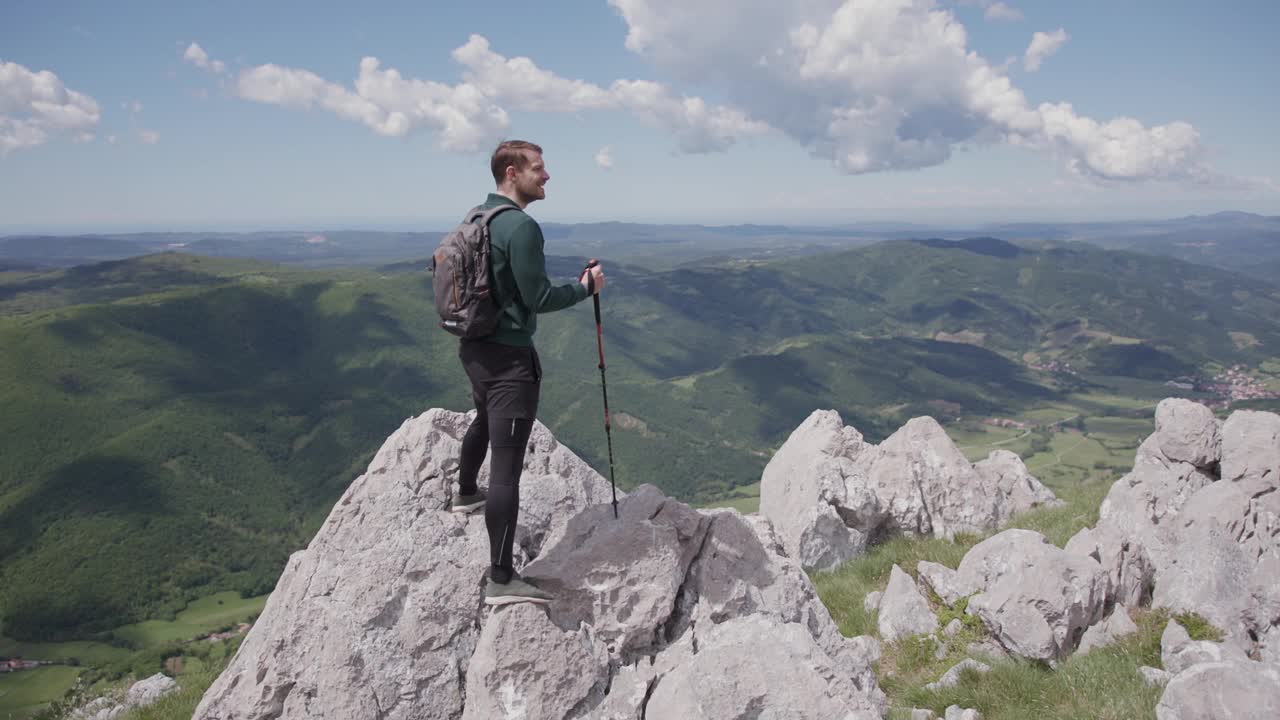 成熟的男人在山顶欣赏风景视频素材