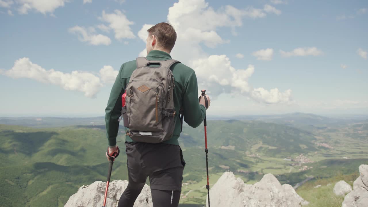 成熟的男人在山顶欣赏风景视频素材