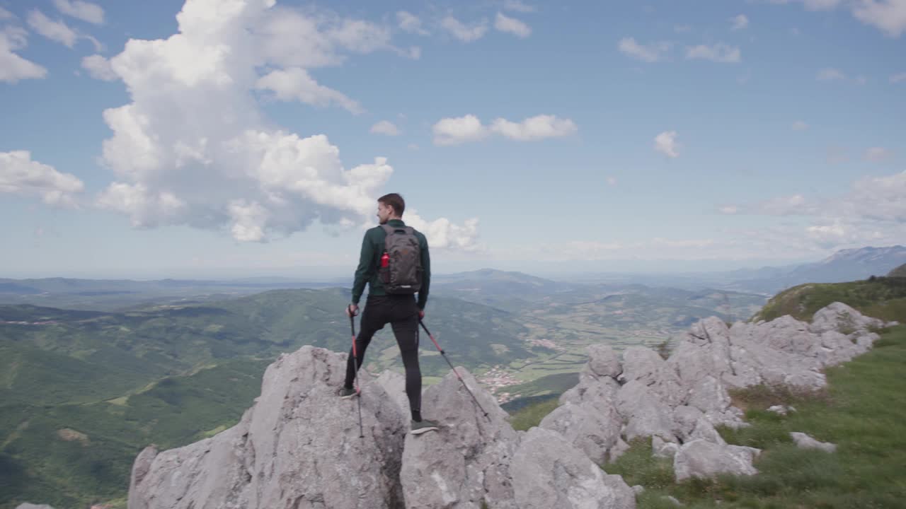 成熟的男人在山顶欣赏风景视频素材