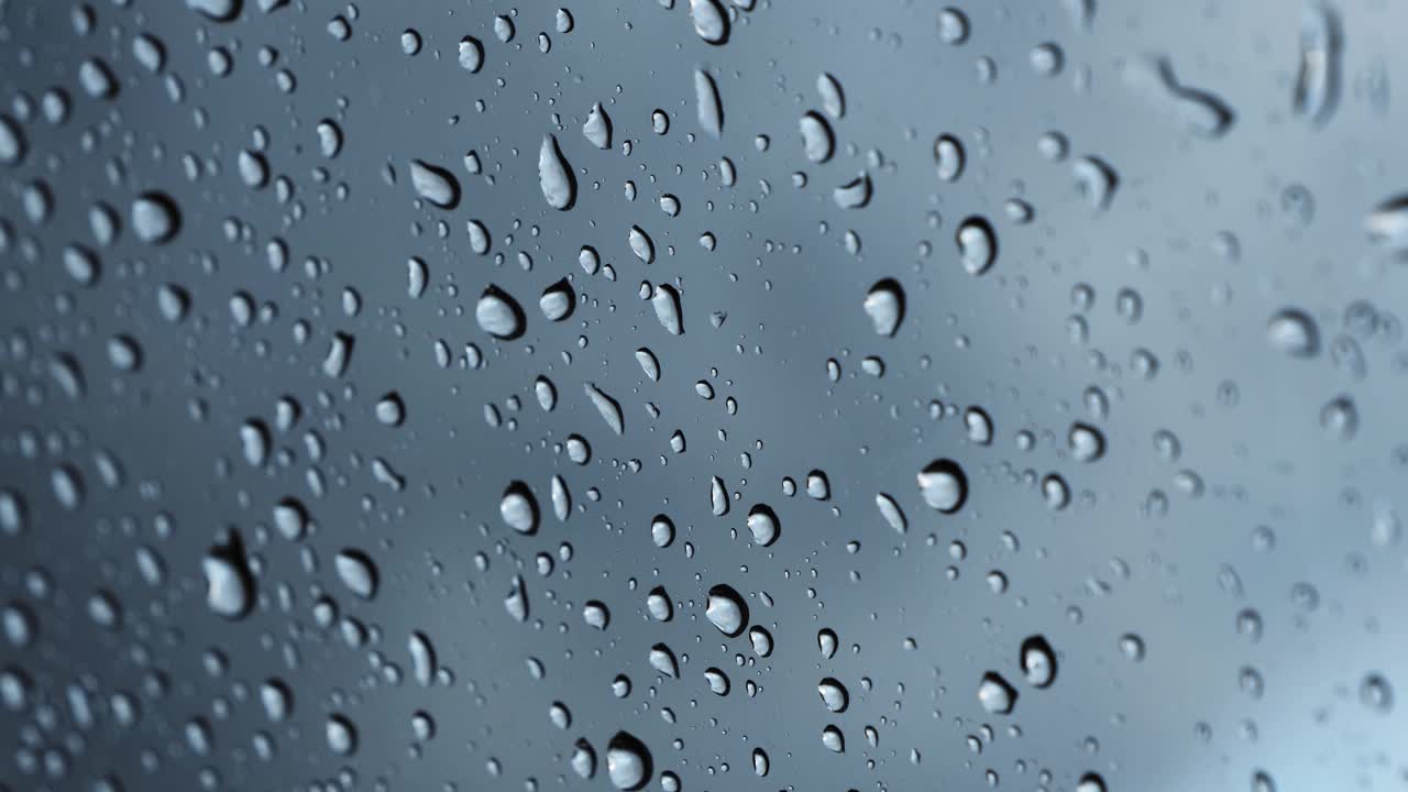 玻璃上的雨与特写雨滴视频下载