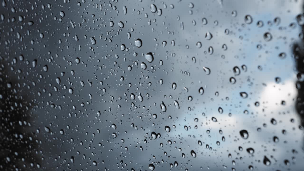 玻璃上的雨与特写雨滴视频下载