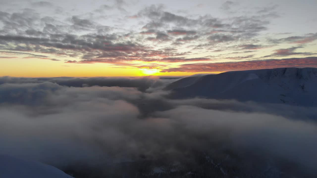 飞越云霄，奔向夕阳。冬天山上的暮色。无人驾驶飞机射击。视频下载