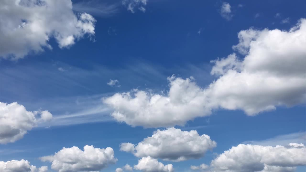 抽象美丽的风景，白色蓬松的云快速移动在晴朗的蓝天线在晴朗的日子。视频下载