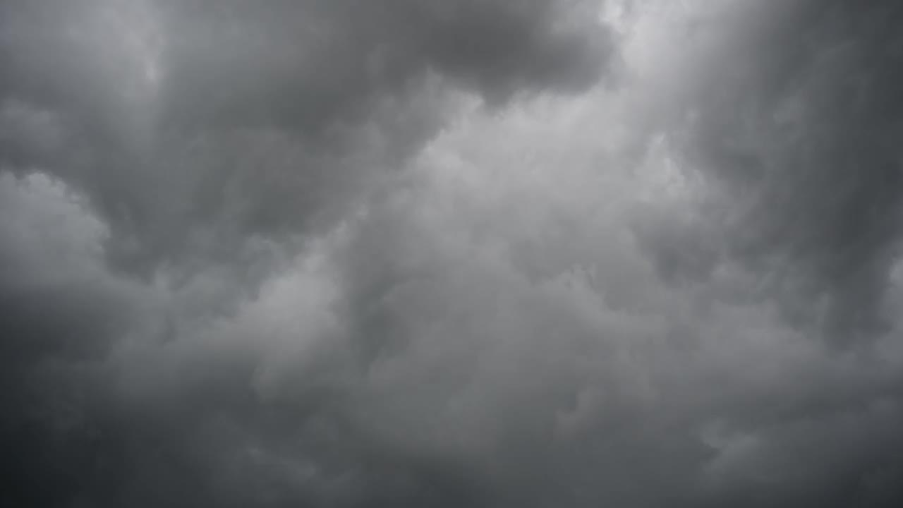 风暴正在袭击森林，泰国正在下大雨。洛坤府视频下载