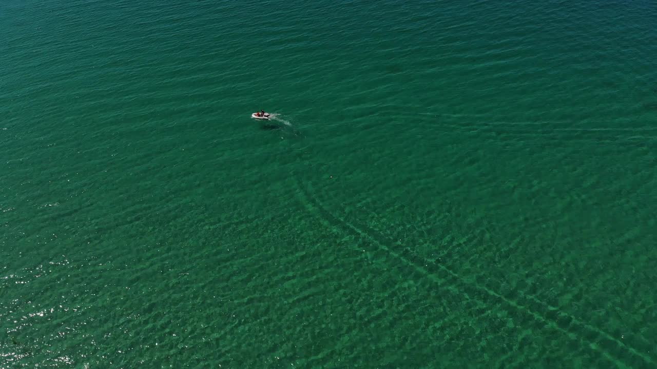 海湾中一艘小型快艇的鸟瞰图。轻水运输俯视图。令人惊叹的热带海湾碧绿的海水视频素材