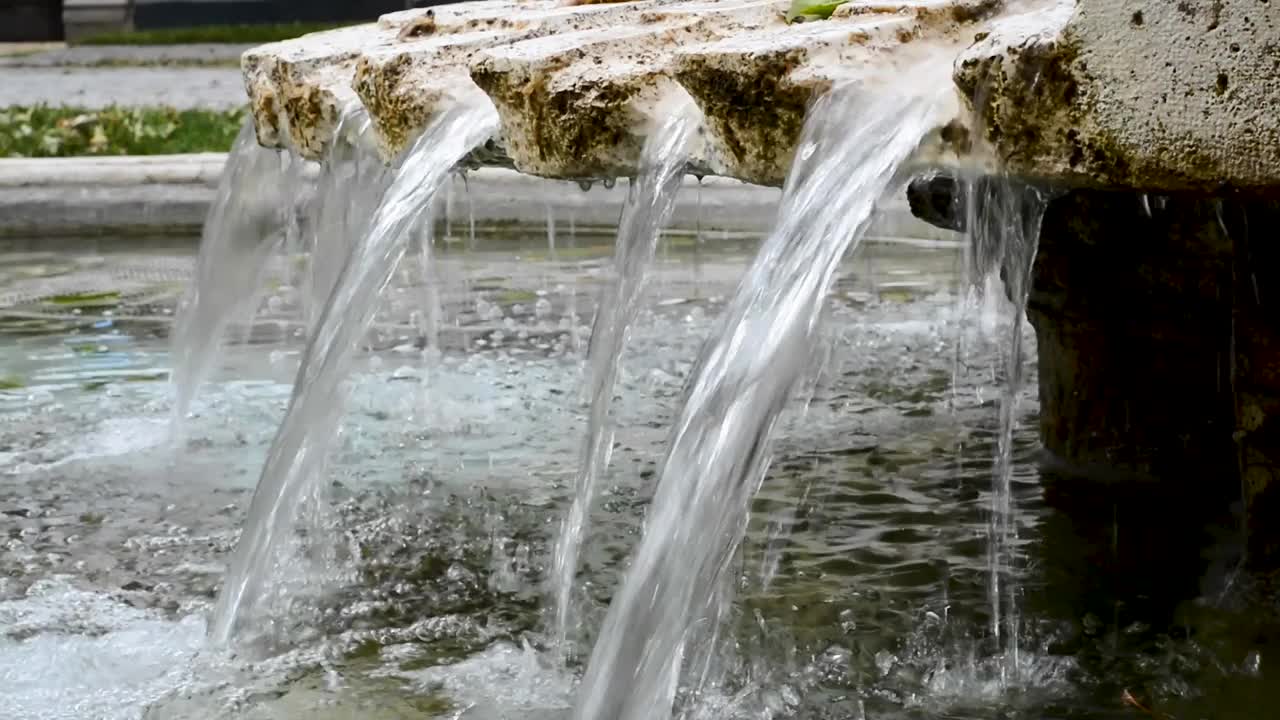 喷泉和谐落水。自然背景。视频下载