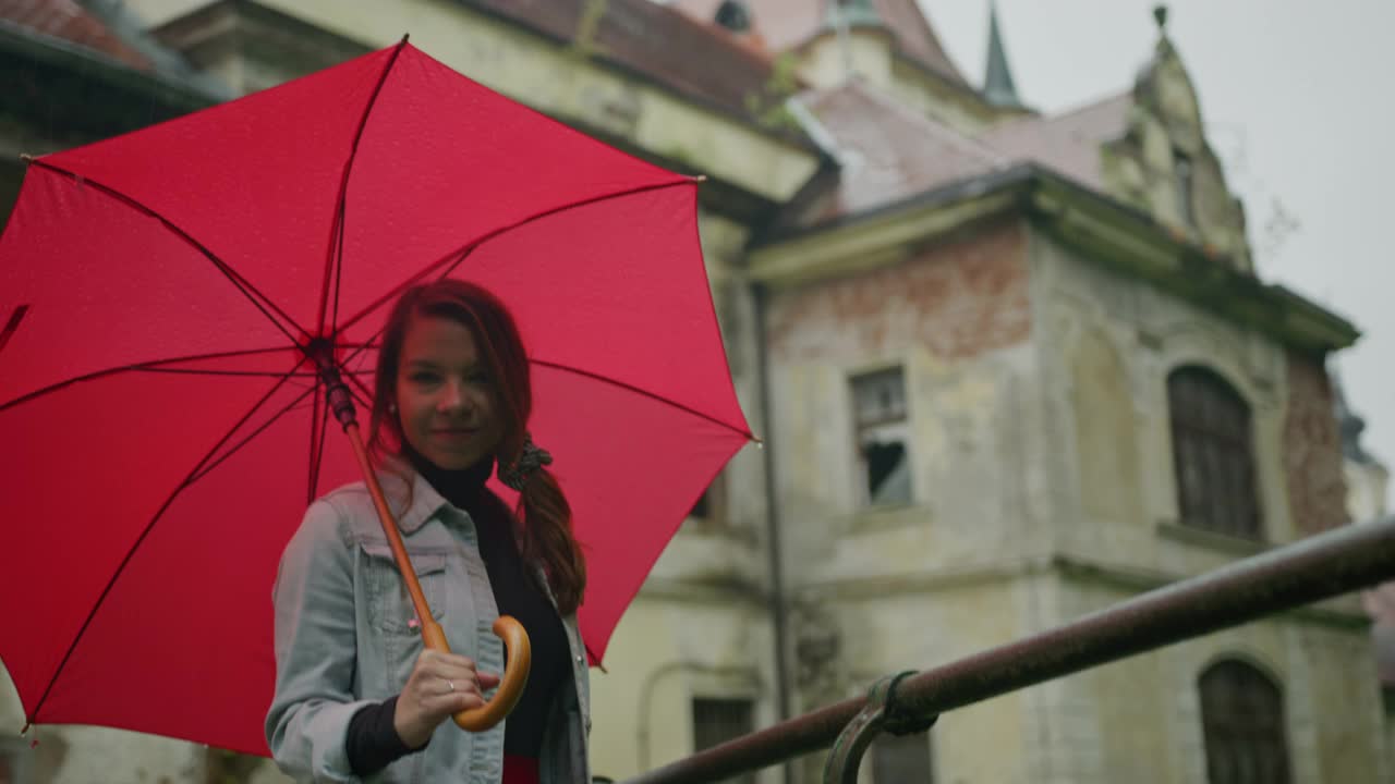 雨中撑伞的女子在桥上视频素材