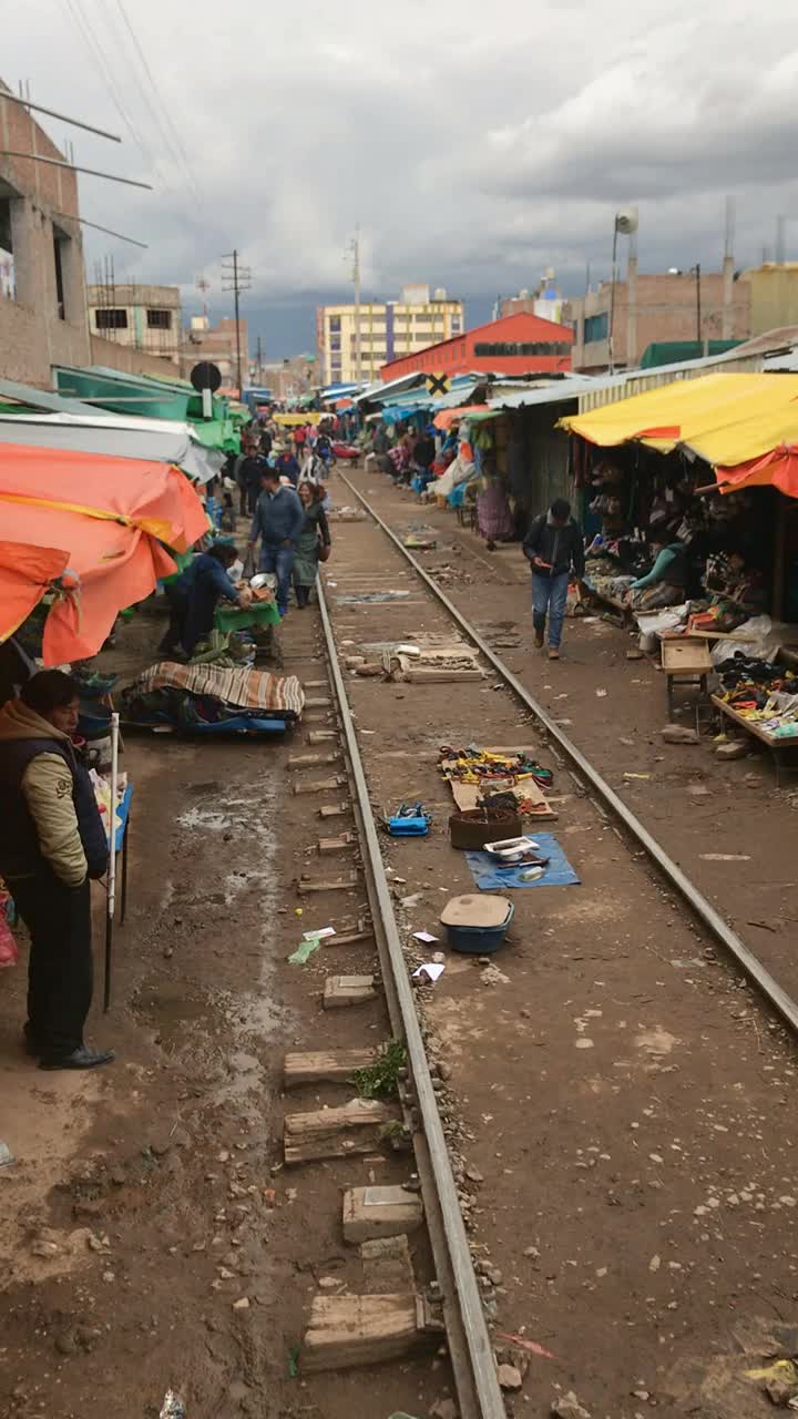 从库斯科到普诺的火车直接穿过城市的中心市场，秘鲁视频下载