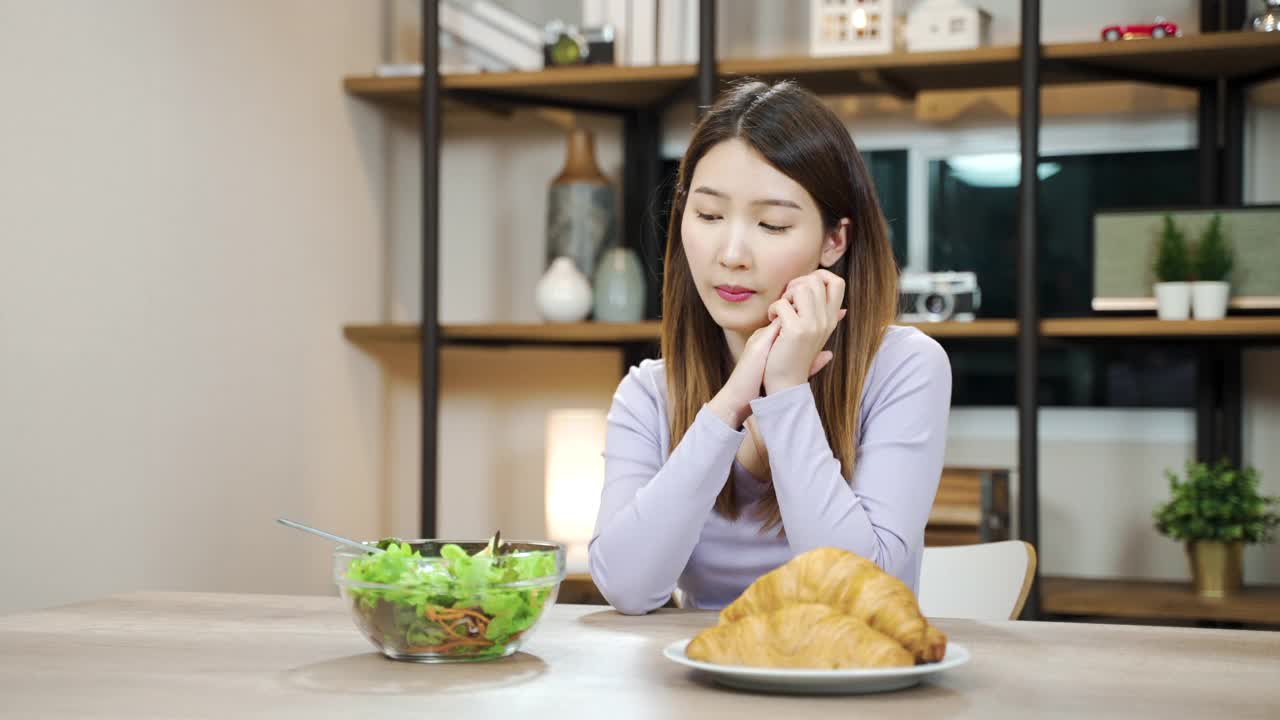 亚洲妇女选择蔬菜沙拉作为健康食品。健康饮食和节食的概念视频素材