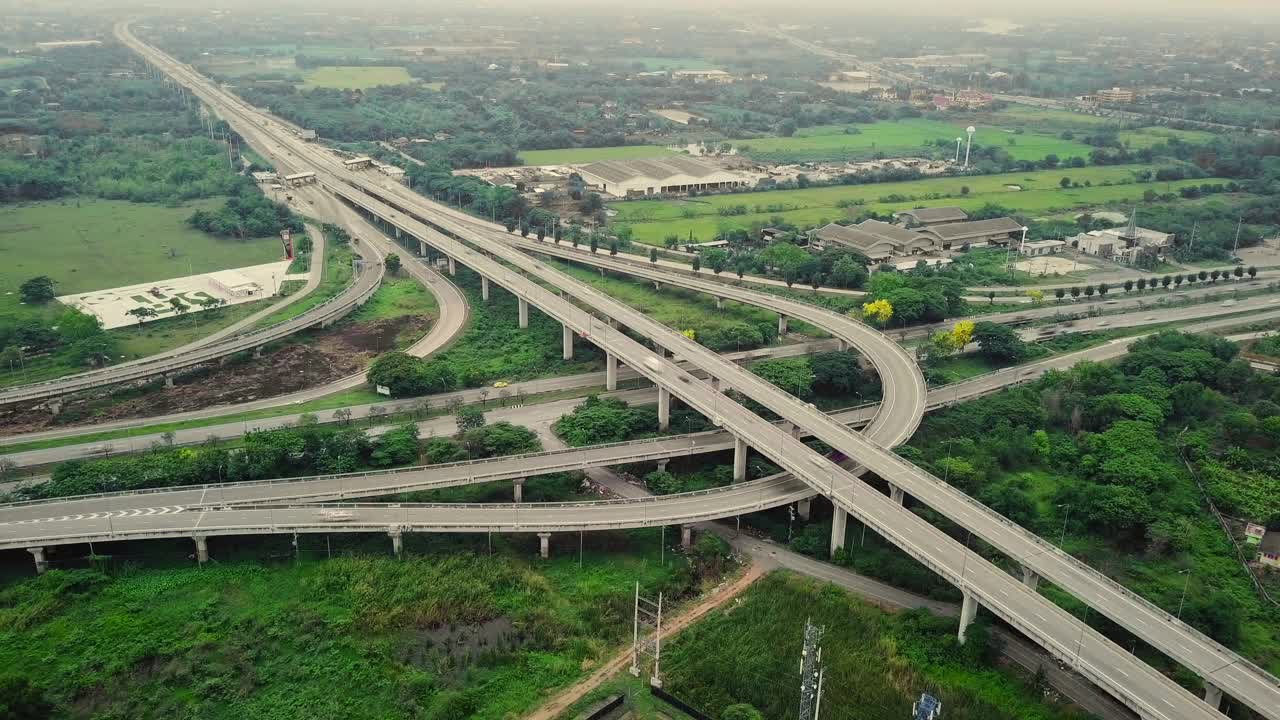 交通城市道路与高速公路收费港鸟瞰图视频素材