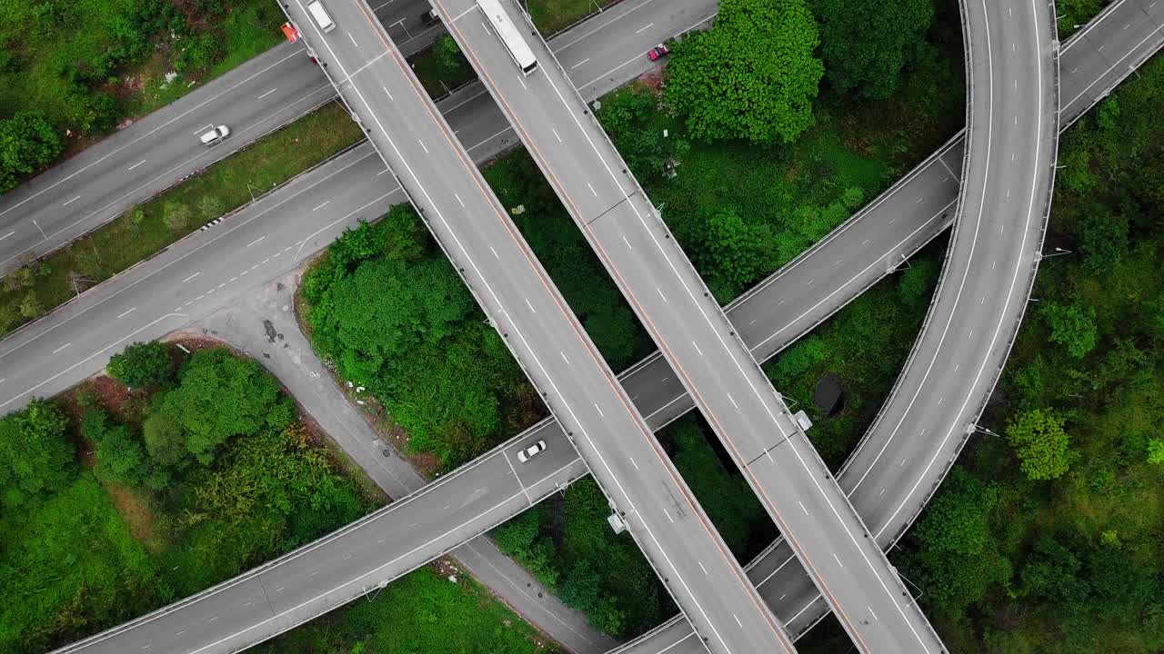 智能现代交通与高速公路的Arial俯视图视频素材