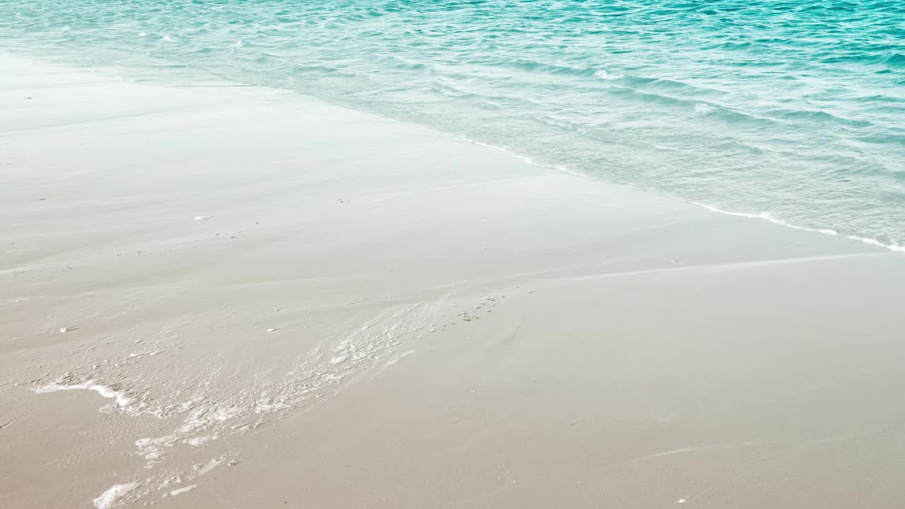 俯视图干净的白色海滩和海浪撞击海滩和空白的空间视频下载