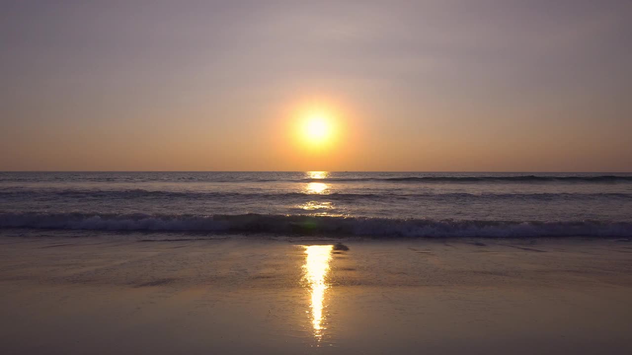 海滩和海面上的日落视频素材