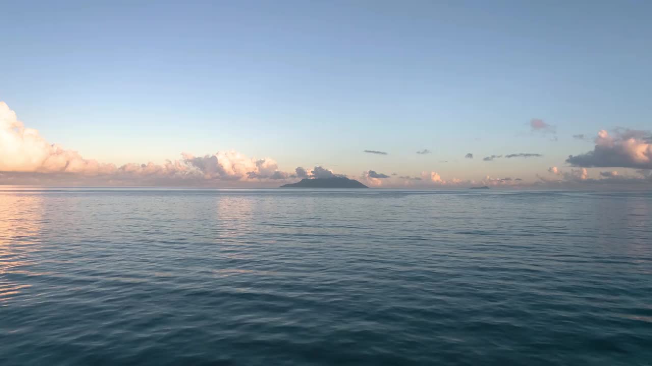 博瓦隆海滩的无人机视频，日落时壮观的海景，塞舌尔视频下载