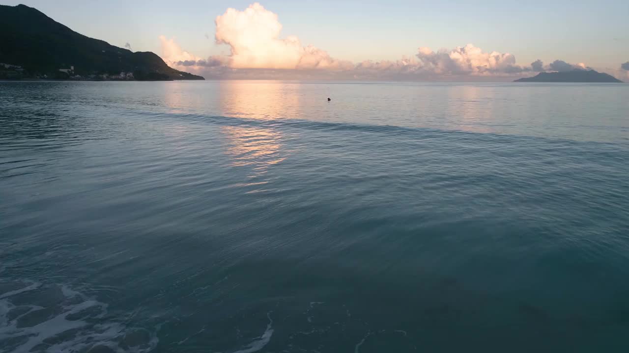 博瓦隆海滩的无人机视频，日落时壮观的海景，塞舌尔视频下载