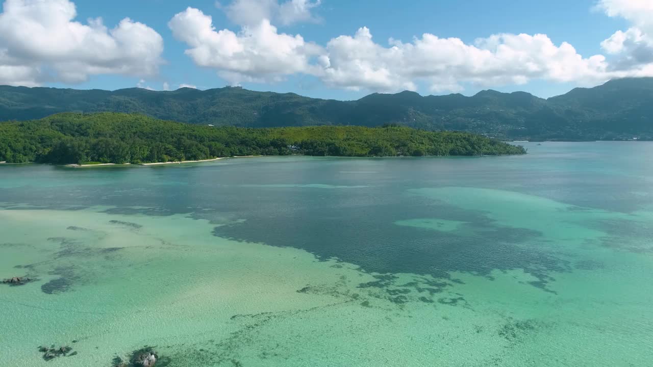 从海上鸟瞰的无人机视频视频下载