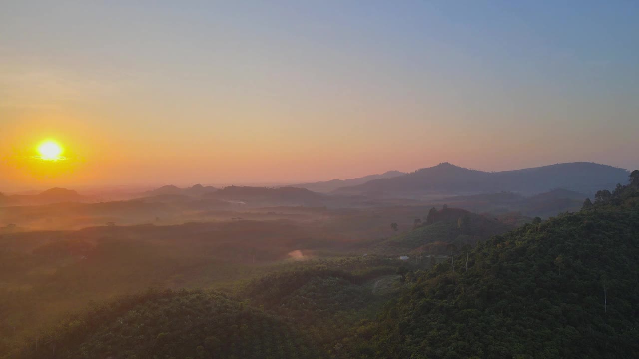 鸟瞰图在美丽的风景自然日落视频素材