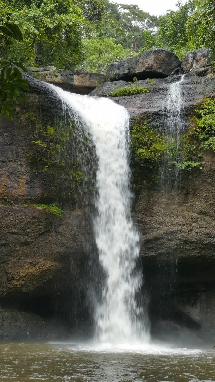 热带雨林中的瀑布视频素材