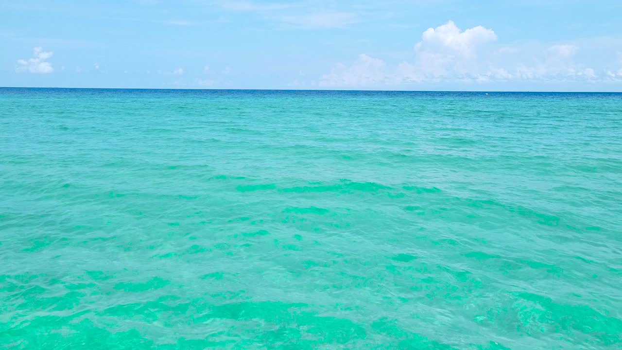 普吉岛海滩海，夏日阳光下的海滩海，泰国Similan岛。视频下载