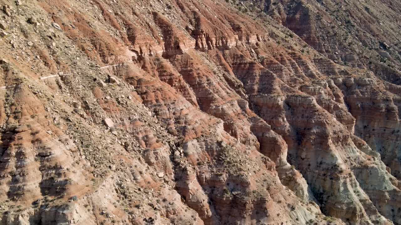 航拍犹他州南部惊人的岩层。视频素材