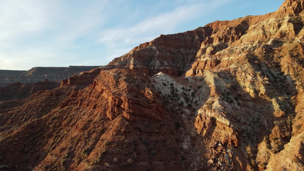 航拍犹他州南部惊人的岩层。视频素材