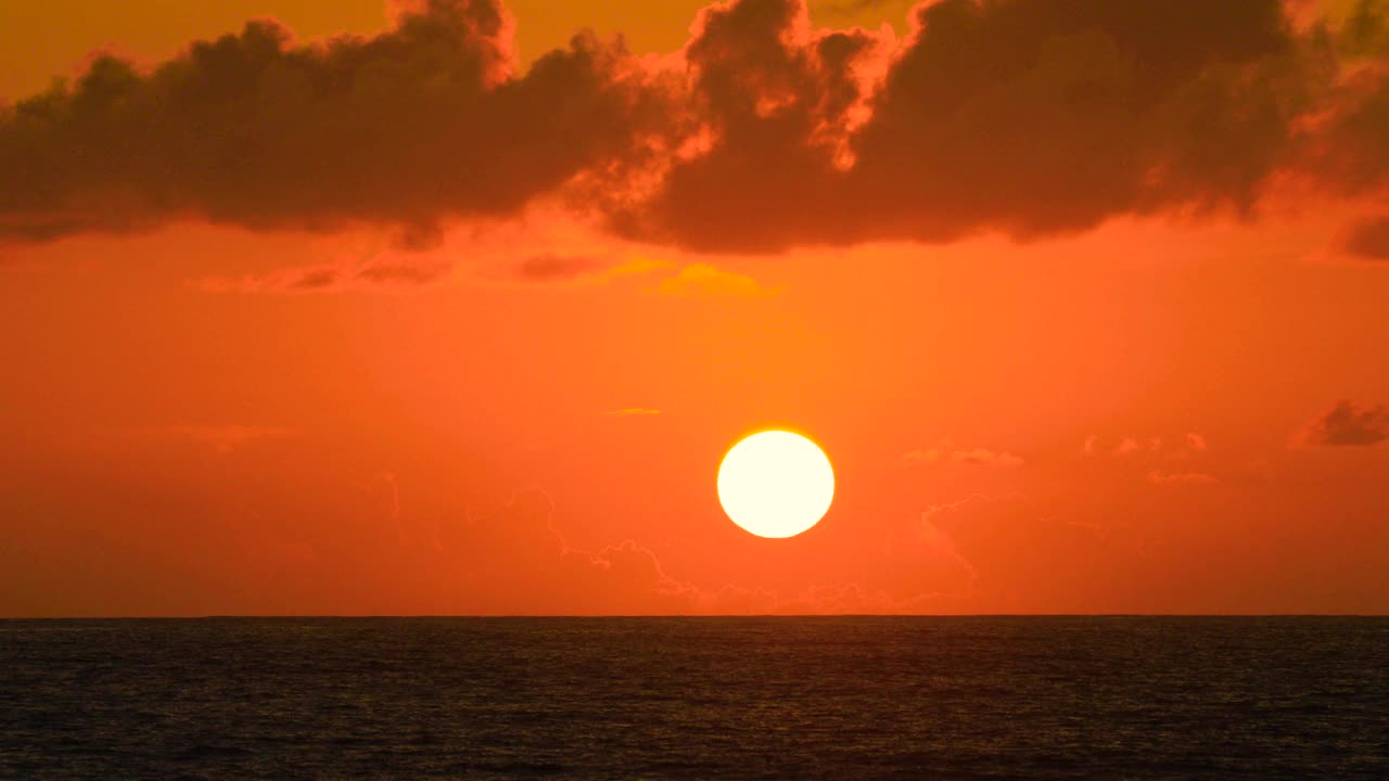 美丽的夏日海滩在泰国普吉岛日落。视频下载